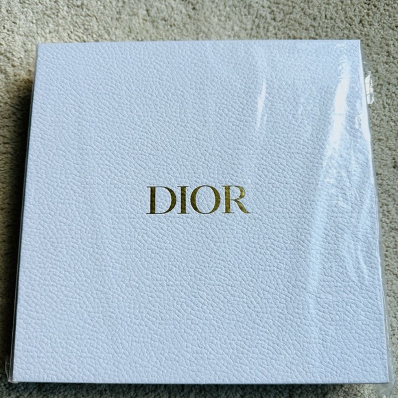 Dior Around the World 500 piece puzzle - Picture 2 of 4